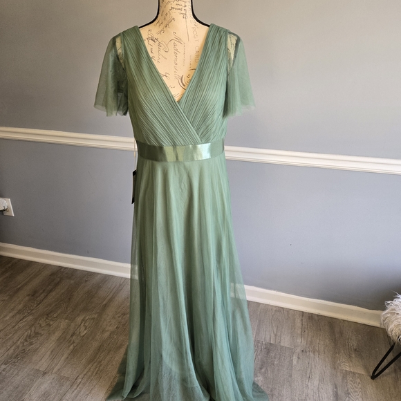 Dresses & Skirts - Elegant Green Evening Gown